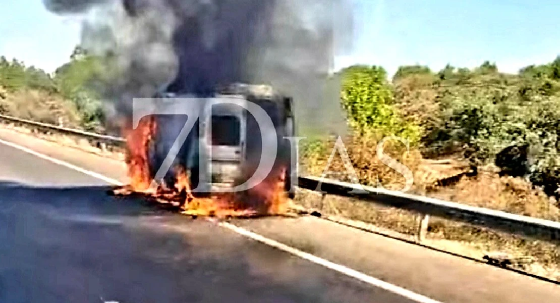 Se incendia una furgoneta en la A-5