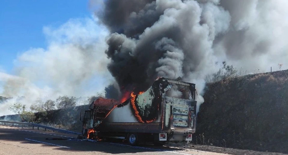 Se incendia un camión cargado de neumáticos y obliga a cortar la A-5 a su paso por Extremadura