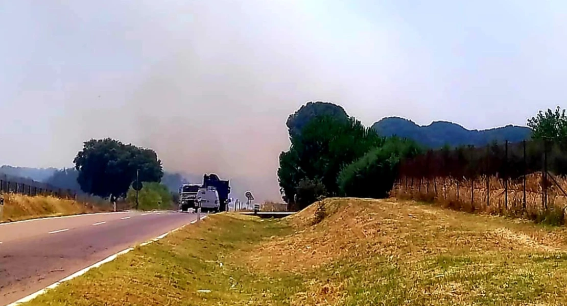 Queda cortada la carretera de Badajoz a Valverde por un incendio