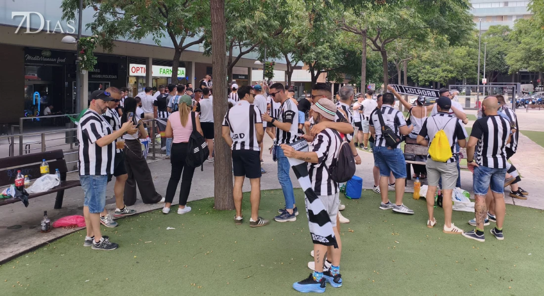 Ambientazo en las calles de Zaragoza para apoyar al CD Badajoz en la final por el ascenso