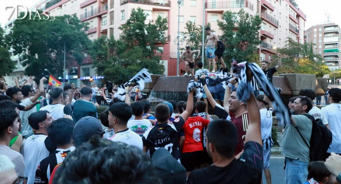 El CD Badajoz celebra el ascenso con sus aficionados