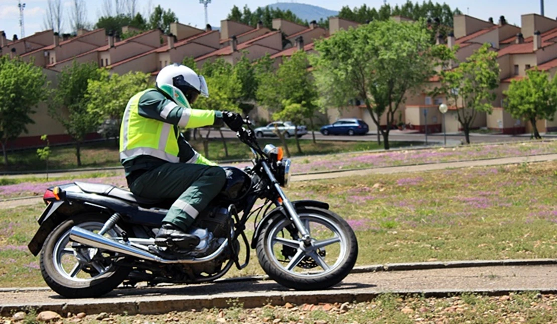 La Escuela de Tráfico de la Guardia Civil tiñe de amarillo y verde las provincias de Badajoz y Cáceres