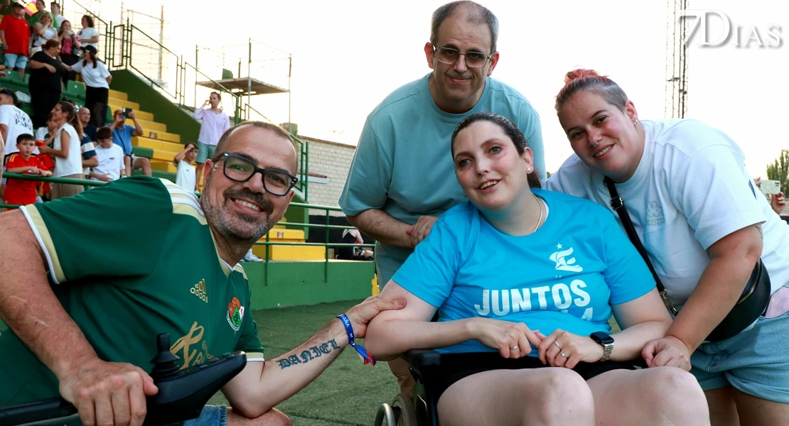 Leyendas, deporte y solidaridad: así se vivió el partido por la ELA en Cáceres