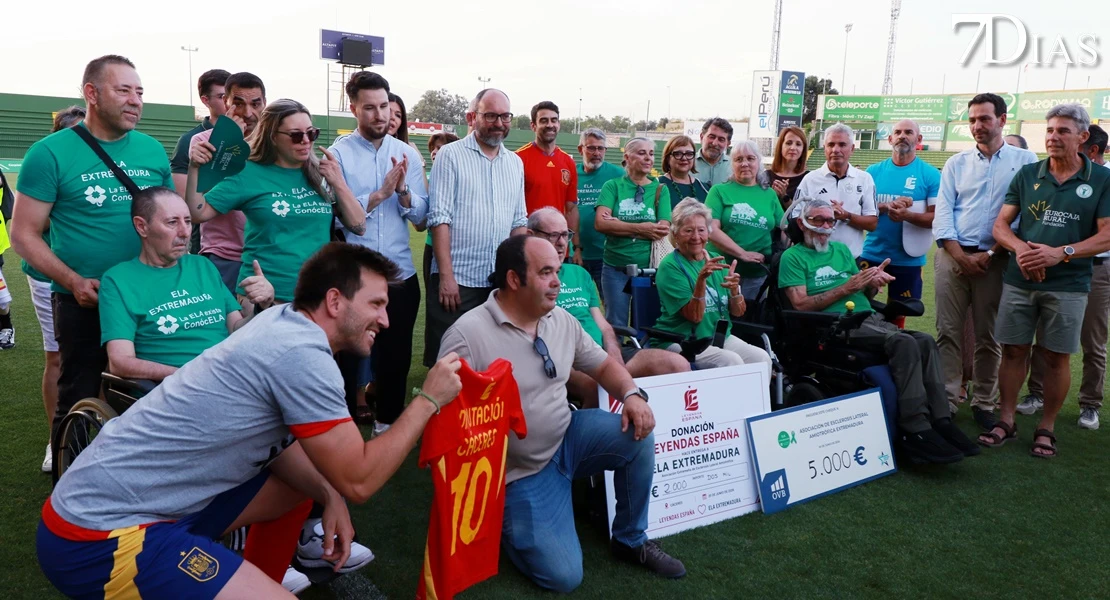 Leyendas, deporte y solidaridad: así se vivió el partido por la ELA en Cáceres