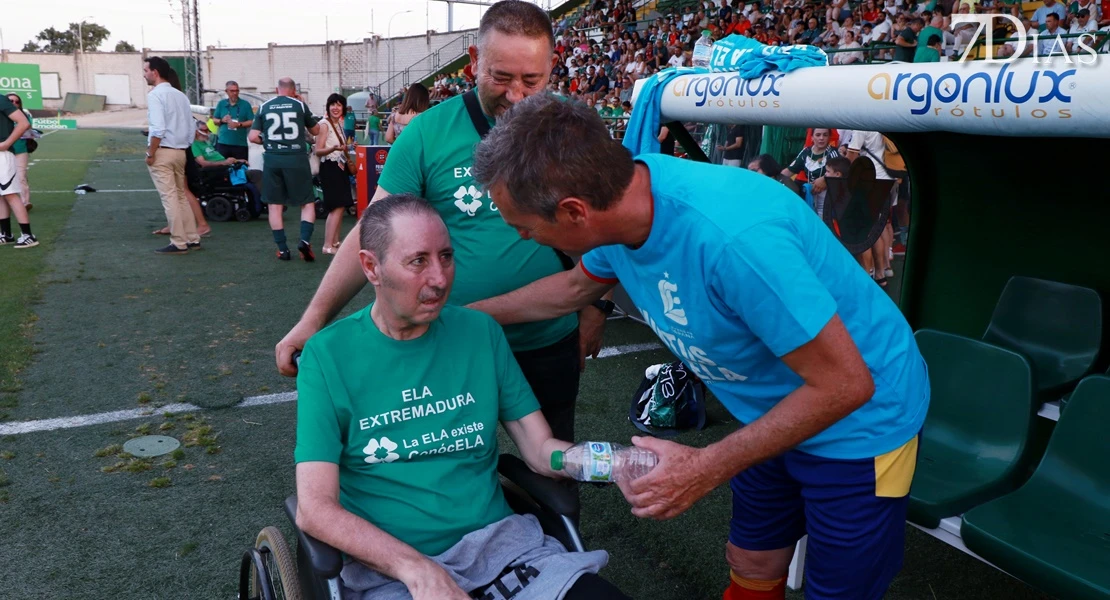 Leyendas, deporte y solidaridad: así se vivió el partido por la ELA en Cáceres