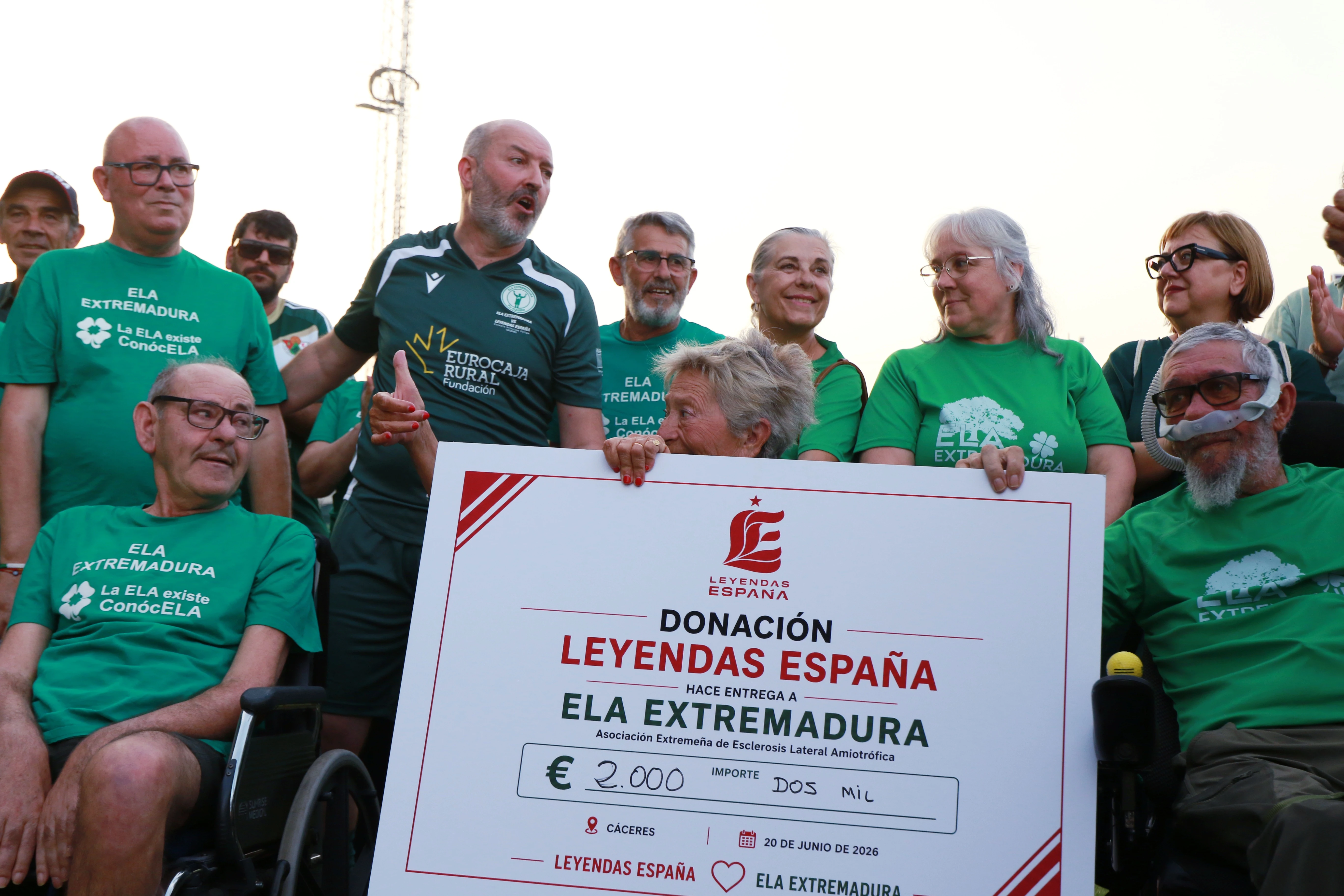 Leyendas, deporte y solidaridad: así se vivió el partido por la ELA en Cáceres