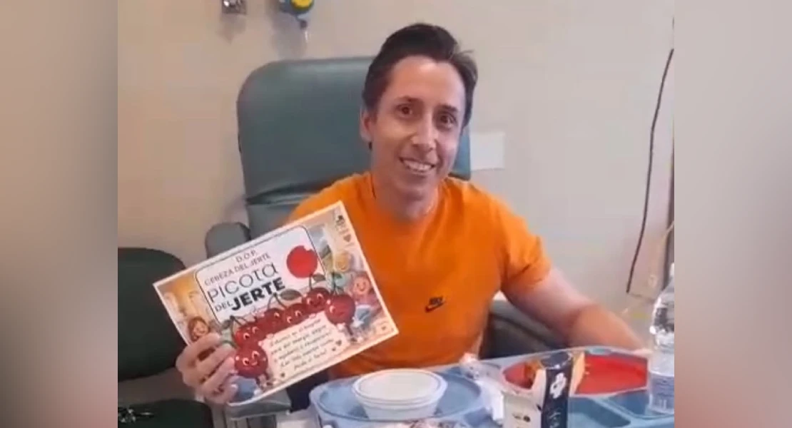Los pacientes ingresados en Badajoz reciben una sorpresa de la DO Cereza del Jerte