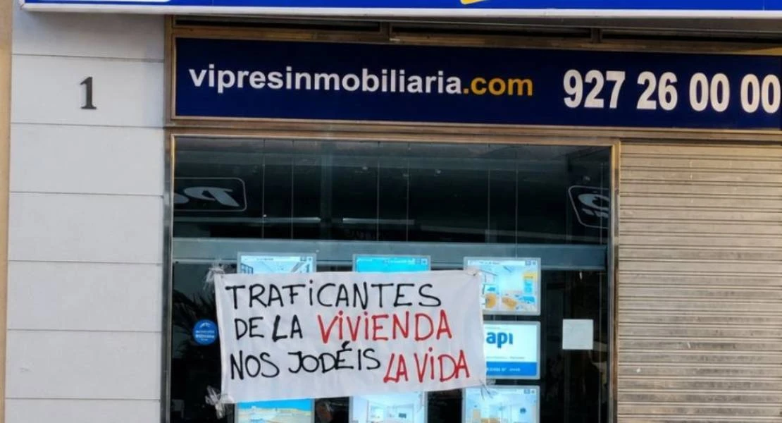 Stop Alquileres Abusivos Cáceres coloca pancartas contra el papel de las inmobiliarias