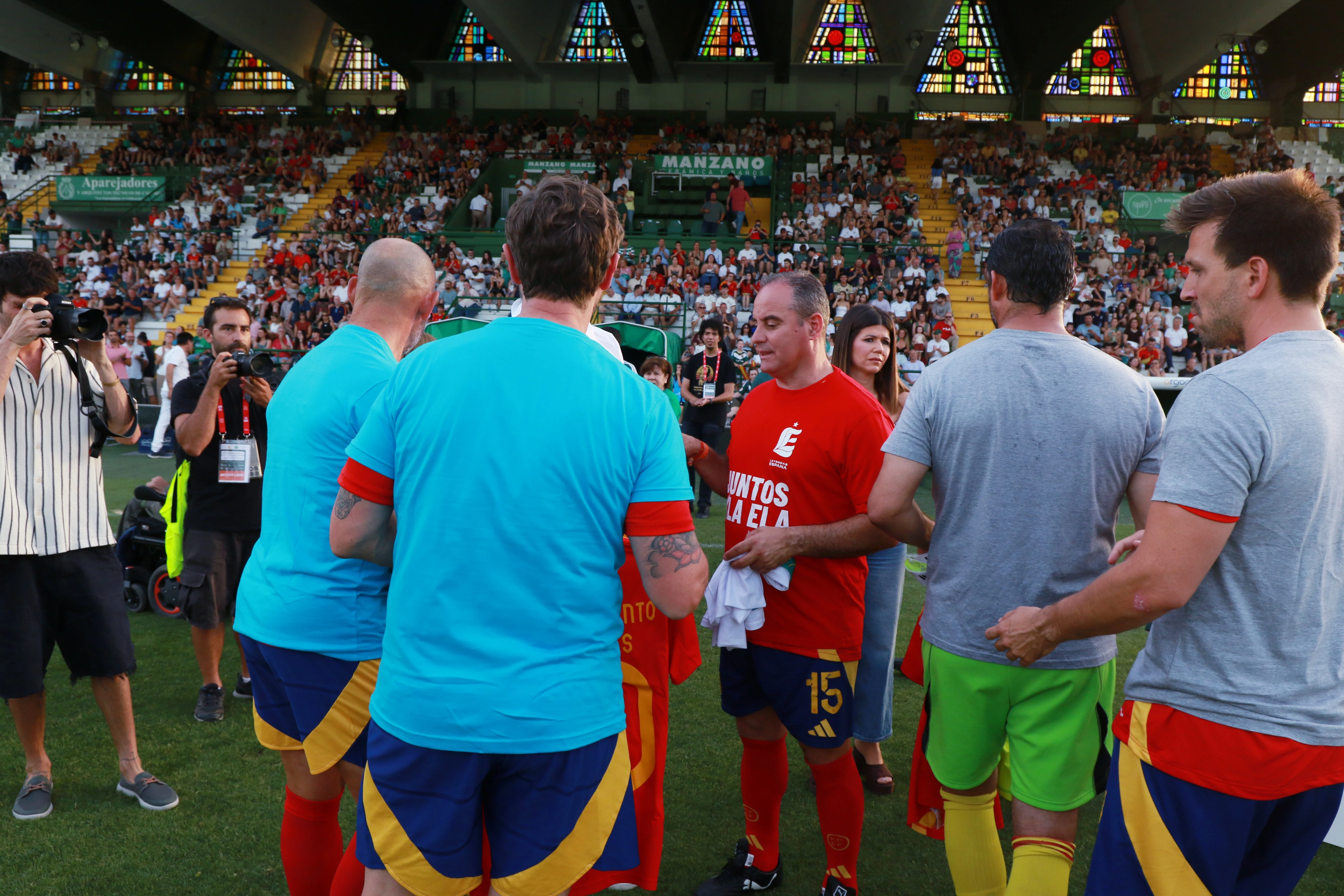 Leyendas, deporte y solidaridad: así se vivió el partido por la ELA en Cáceres