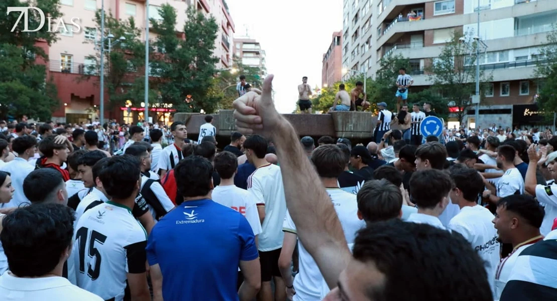 El CD Badajoz celebra el ascenso con sus aficionados