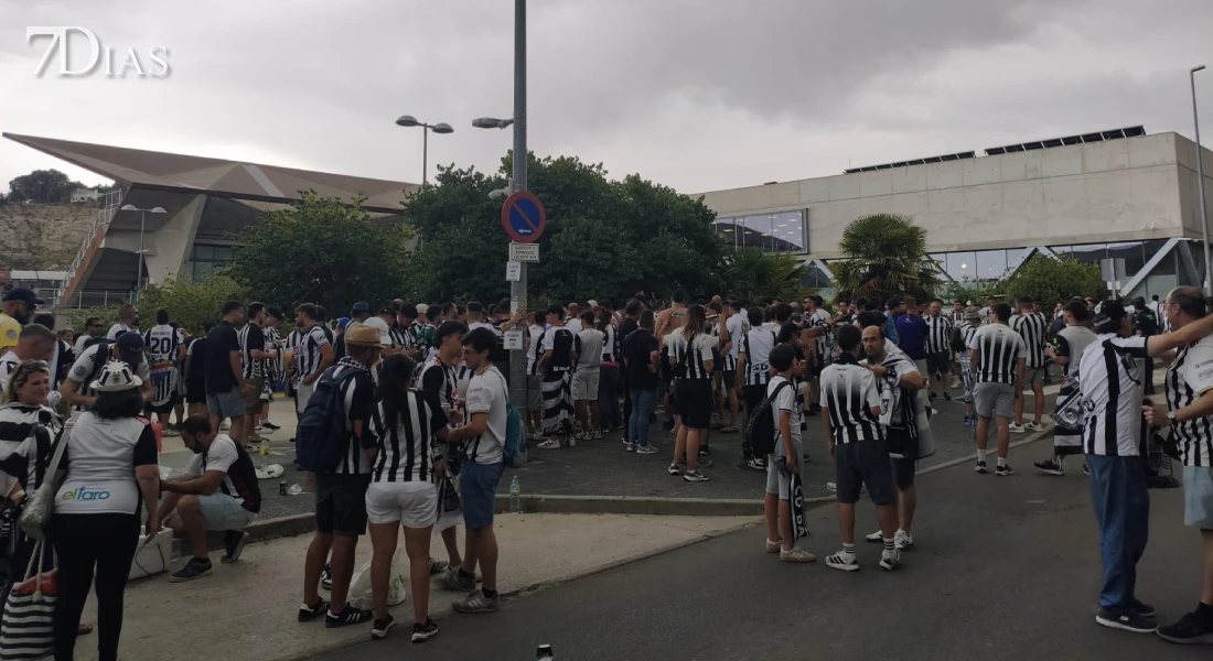 Ambientazo en las calles de Zaragoza para apoyar al CD Badajoz en la final por el ascenso