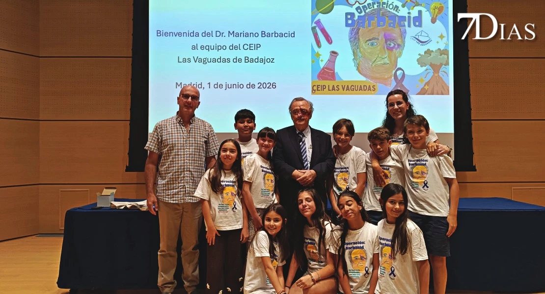 Escolares pacenses estudian a Mariano Barbacid y acaban conociéndolo en persona