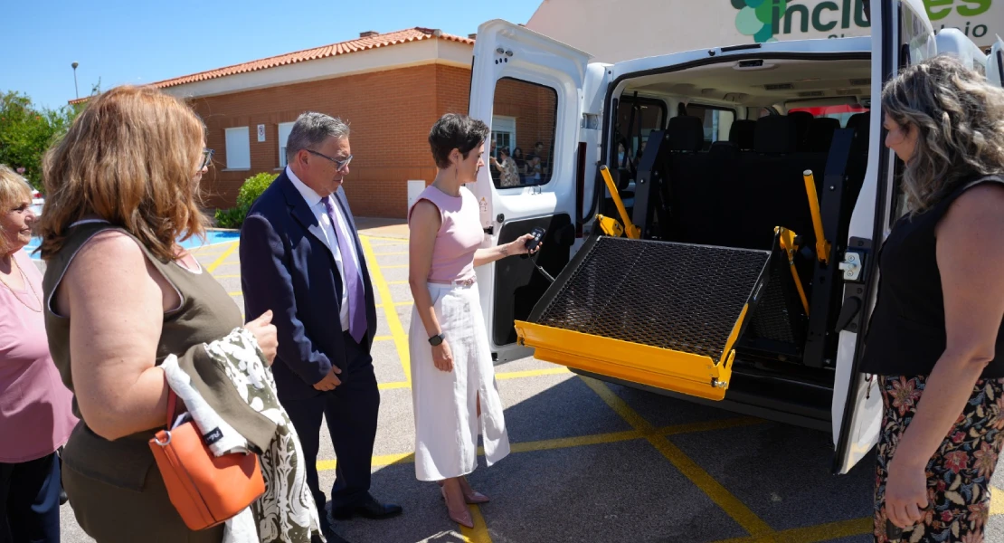 Un nuevo vehículo adaptado refuerza la movilidad de las personas con discapacidad en Almendralejo