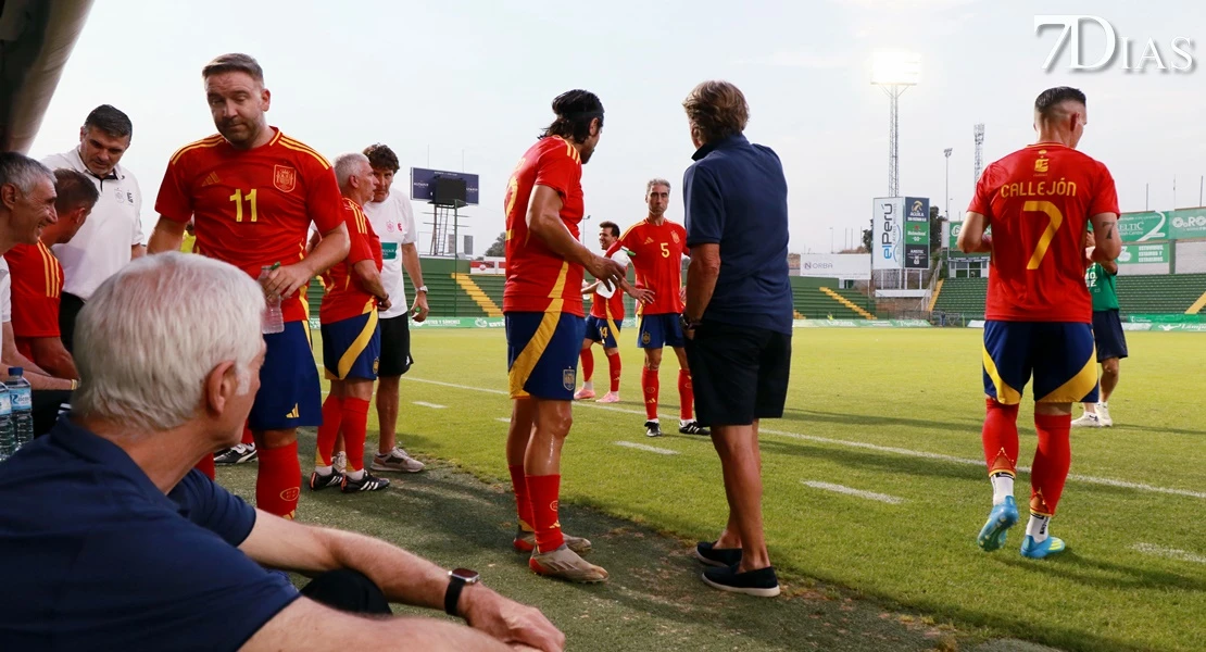Leyendas, deporte y solidaridad: así se vivió el partido por la ELA en Cáceres