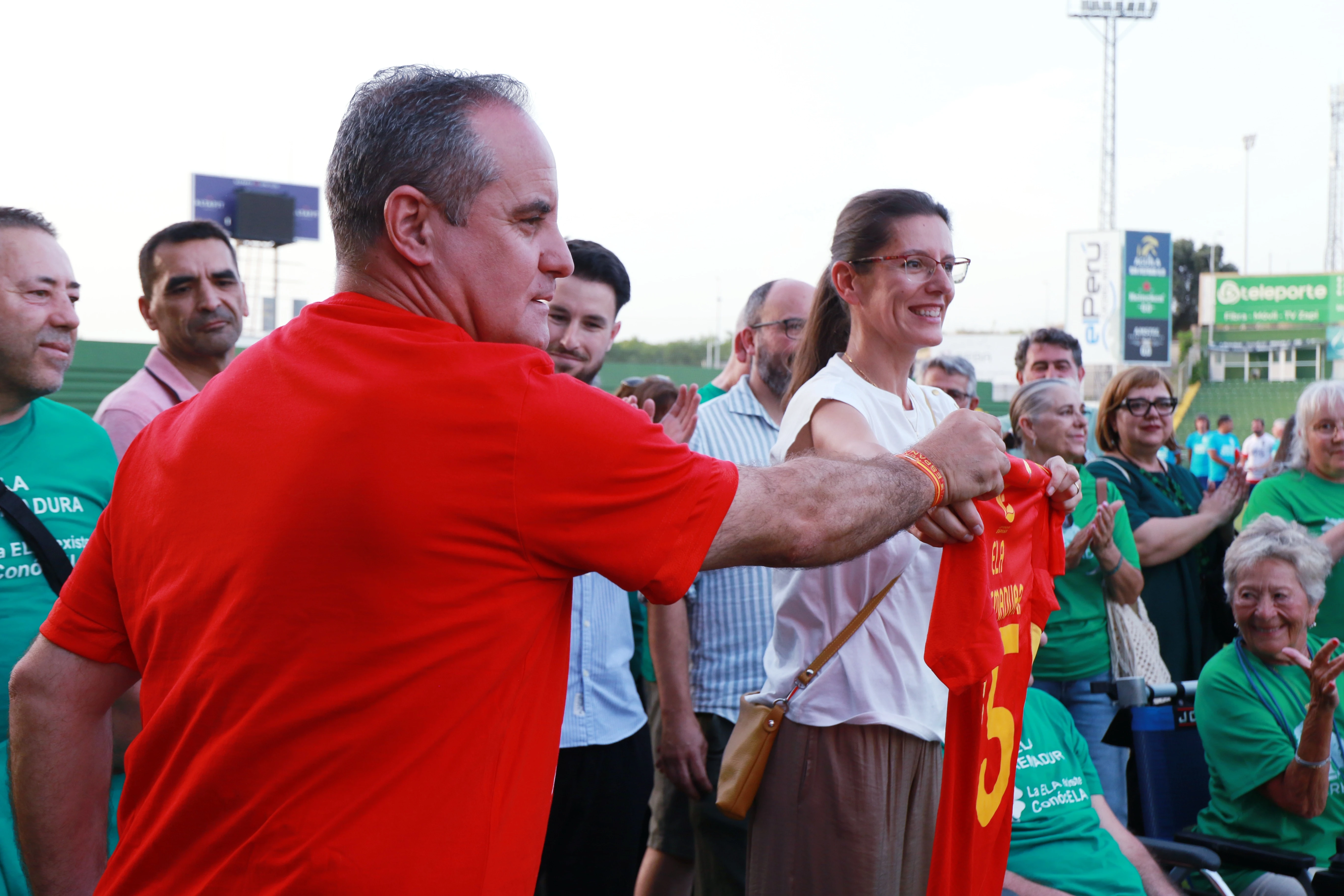 Leyendas, deporte y solidaridad: así se vivió el partido por la ELA en Cáceres