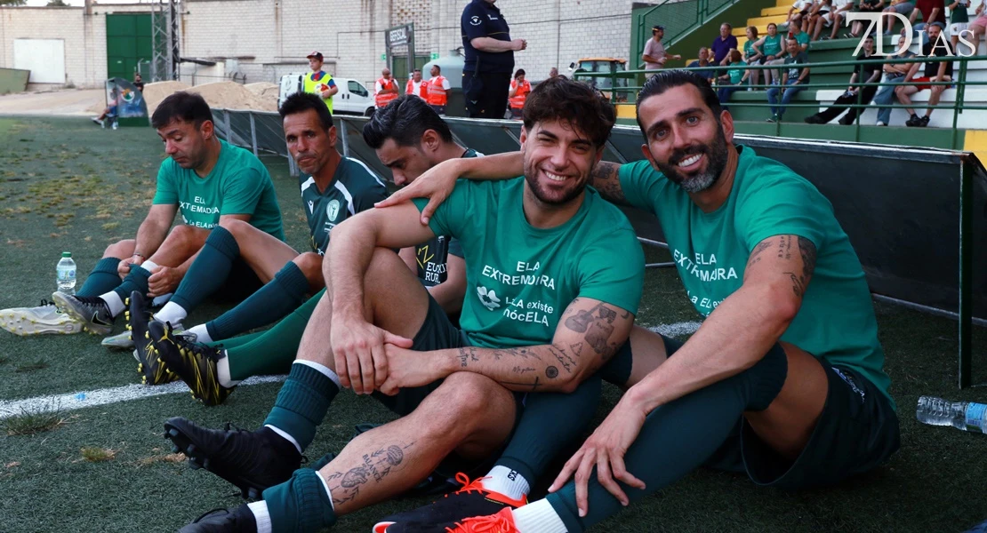 Leyendas, deporte y solidaridad: así se vivió el partido por la ELA en Cáceres
