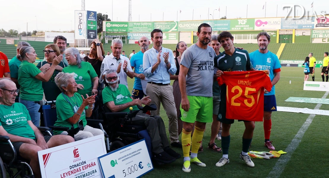 Leyendas, deporte y solidaridad: así se vivió el partido por la ELA en Cáceres