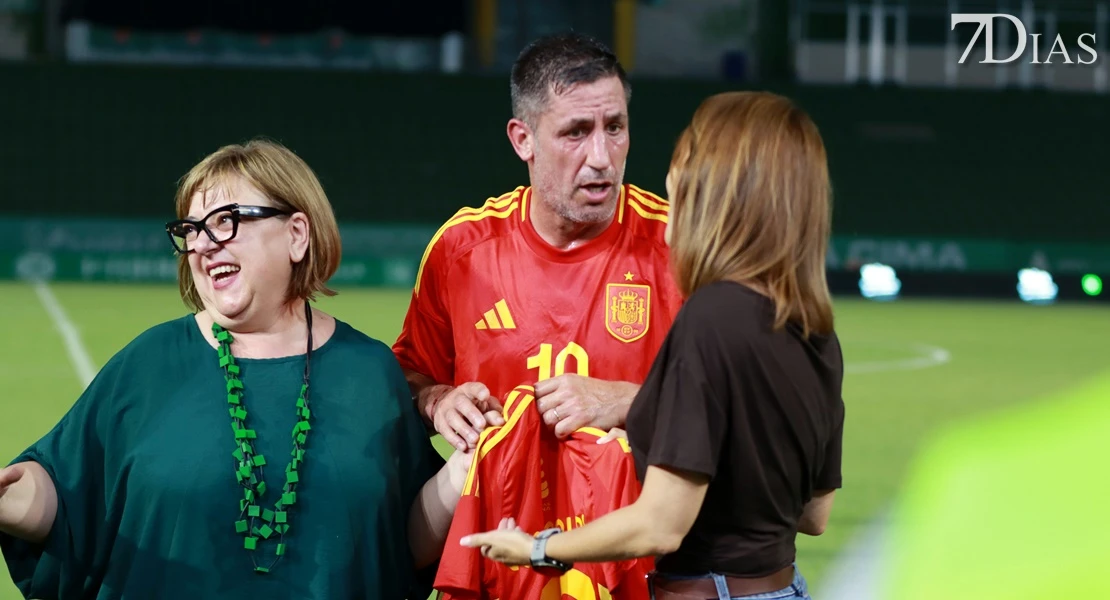 Leyendas, deporte y solidaridad: así se vivió el partido por la ELA en Cáceres