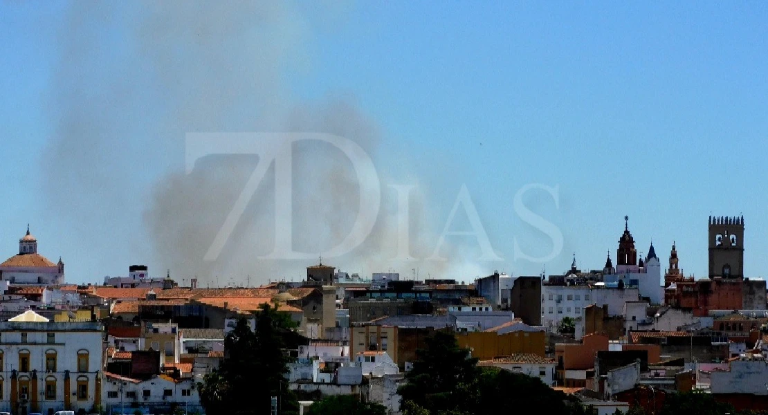 Bomberos de Badajoz sofocan un incendio en la barriada pacense del Tulio