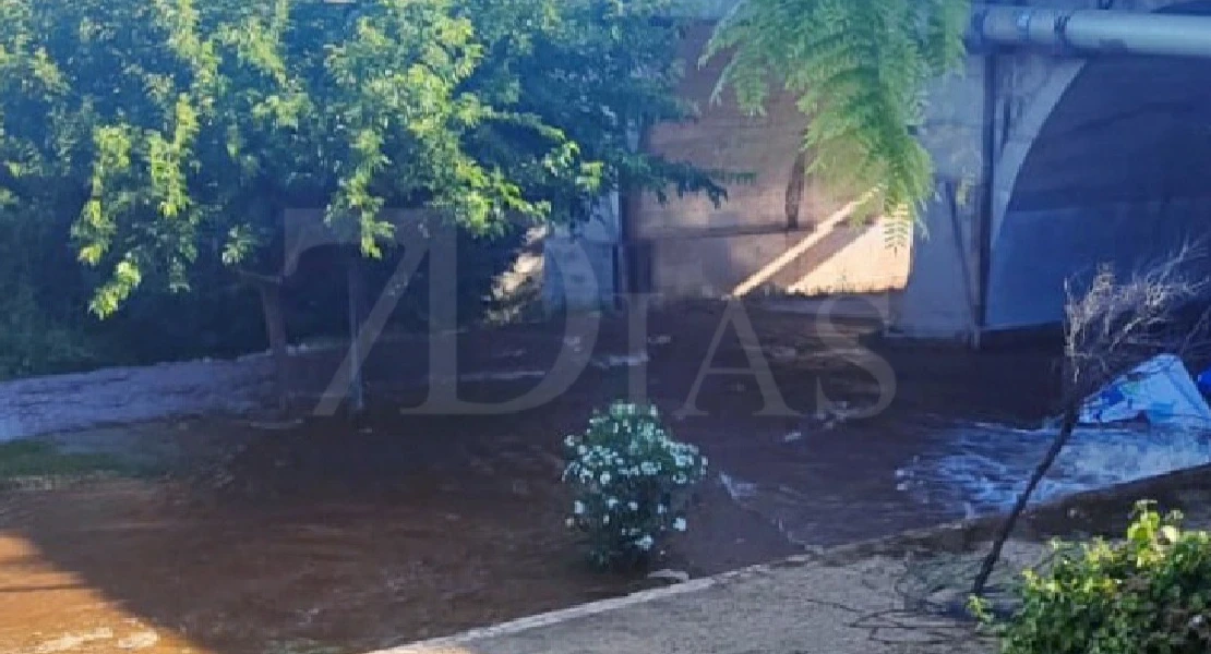 Una nueva rotura de tubería en el puente de la Universidad inunda el paseo fluvial
