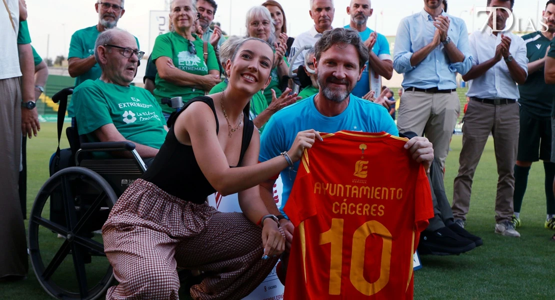 Leyendas, deporte y solidaridad: así se vivió el partido por la ELA en Cáceres