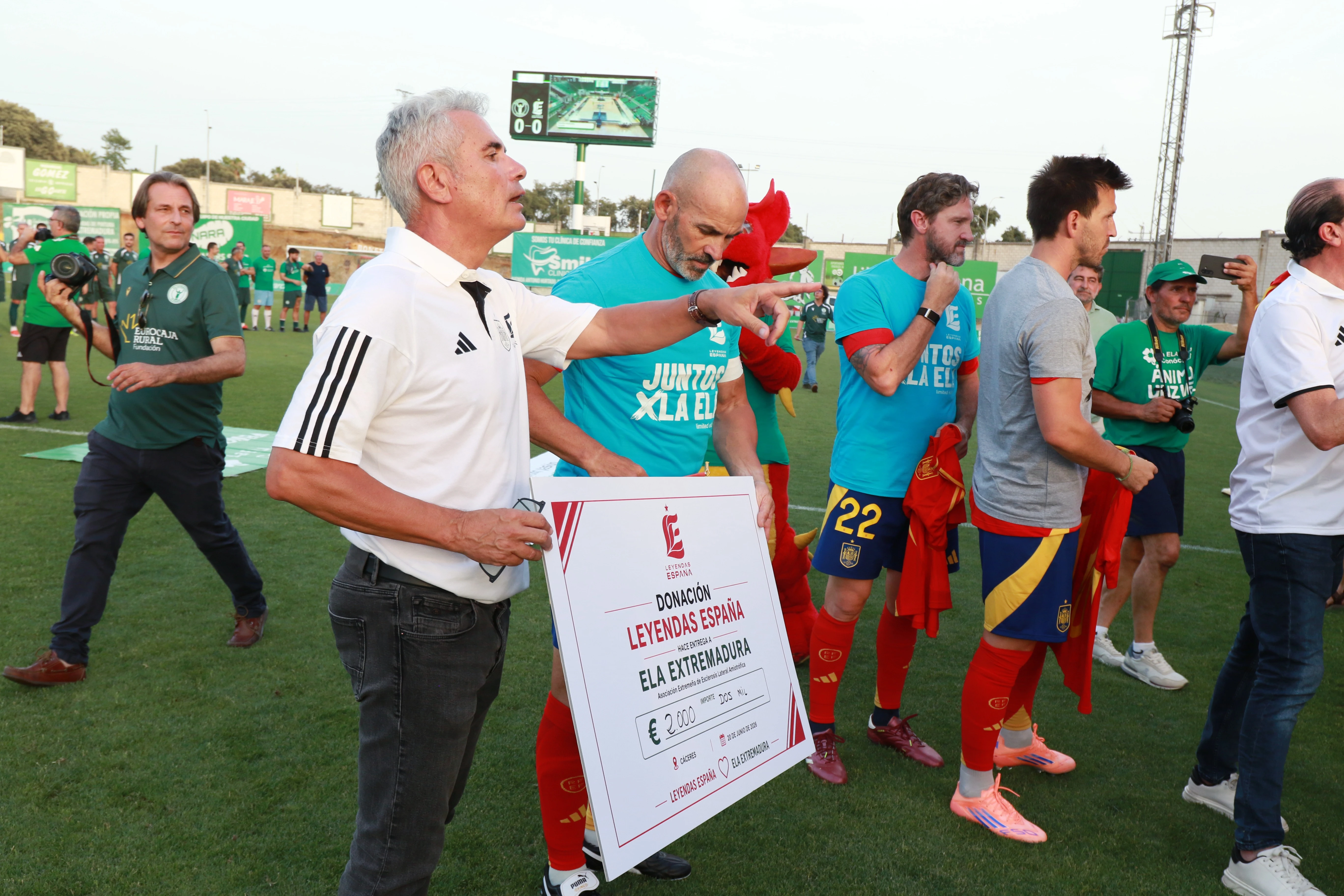 Leyendas, deporte y solidaridad: así se vivió el partido por la ELA en Cáceres