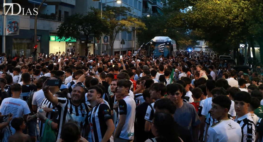 El CD Badajoz celebra el ascenso con sus aficionados