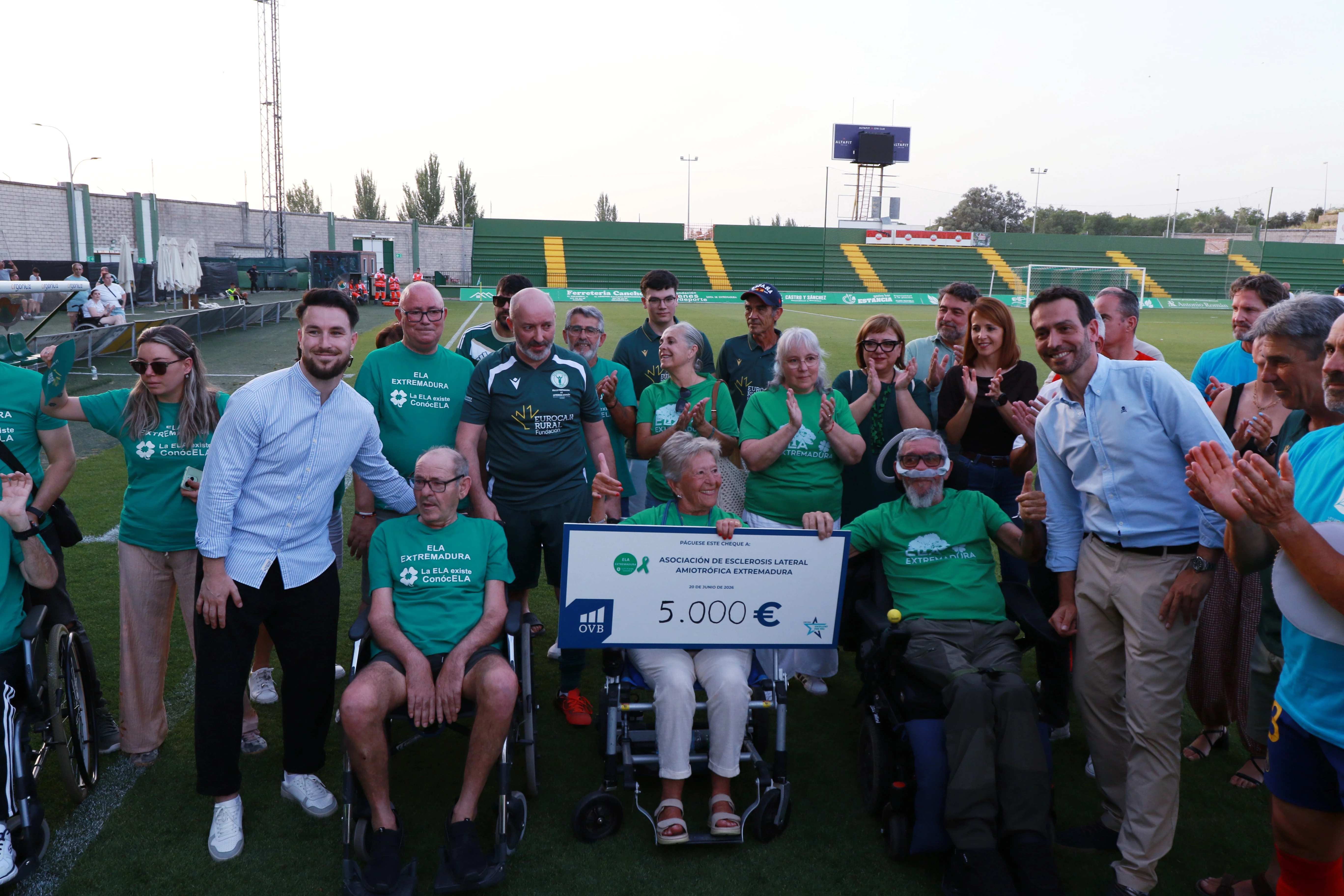 Leyendas, deporte y solidaridad: así se vivió el partido por la ELA en Cáceres