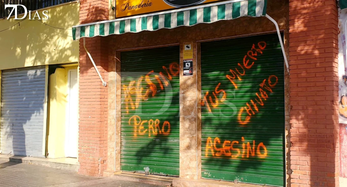 La panadería vinculada a la muerte de David Salazar aparece llena de pintadas