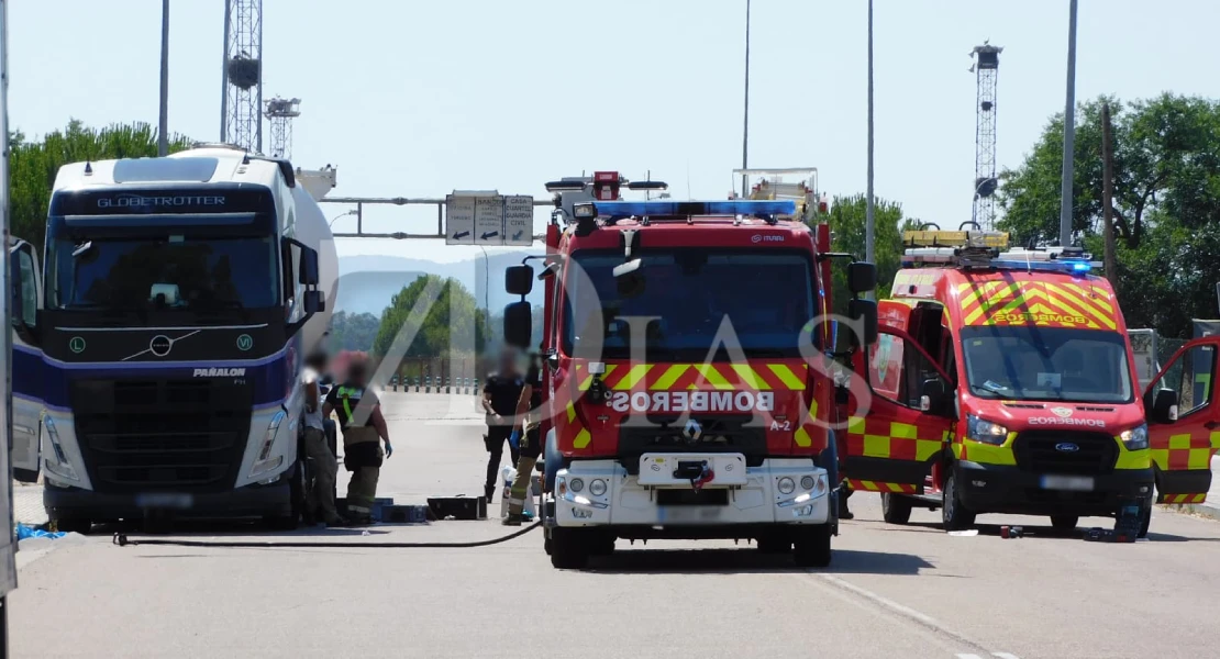 Un camión vierte una gran cantidad de gasóleo tras romperse su depósito en Badajoz