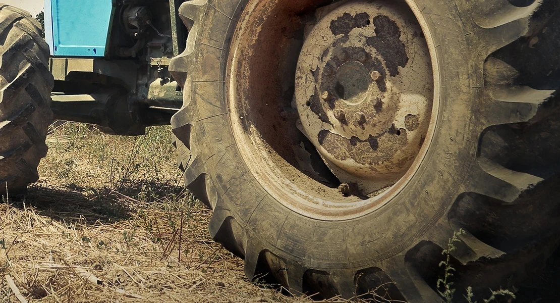 Grave accidente en Extremadura: herido con las cuchillas de su tractor tras incendiarse