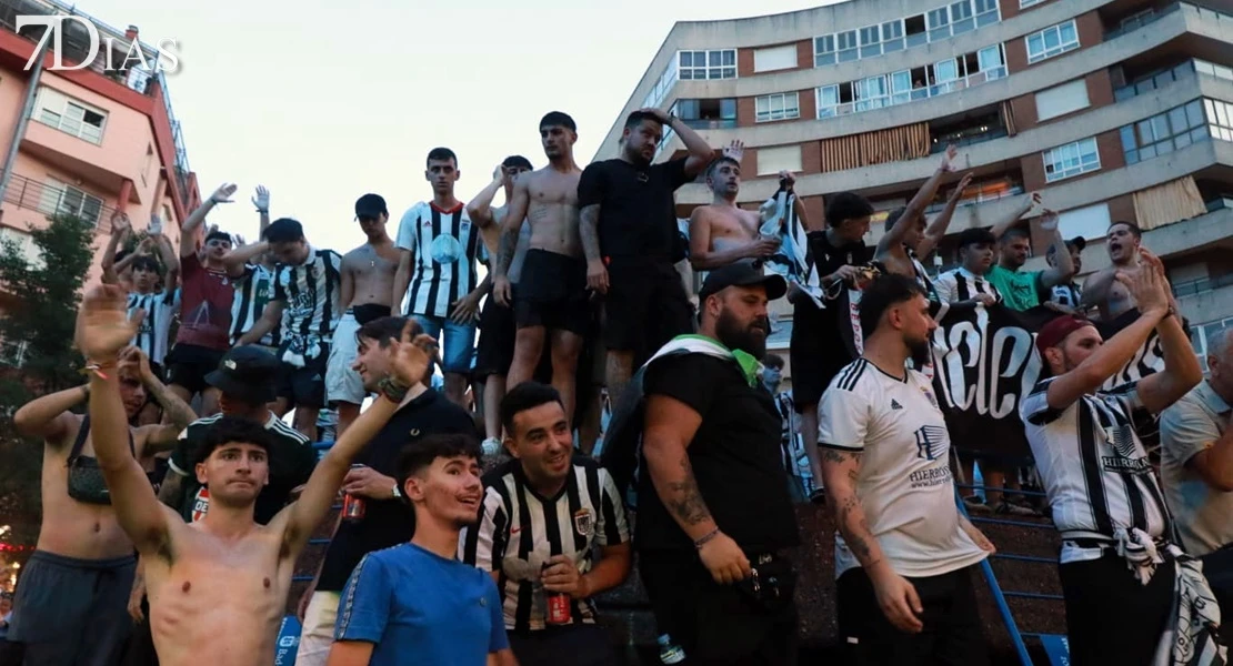 El CD Badajoz celebra el ascenso con sus aficionados