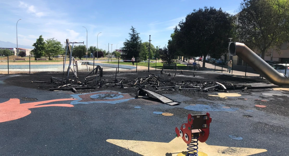 Detienen al supuesto autor del incendio que calcinó un parque infantil en Navalmoral
