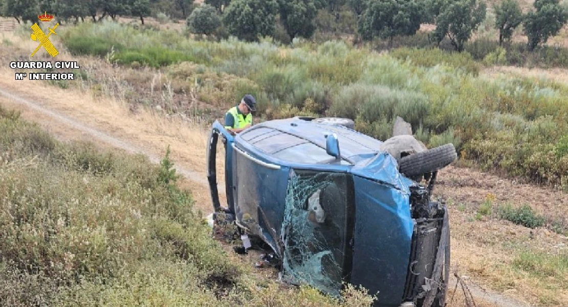 Un vehículo vuelca entre Plasencia y Malpartida de Plasencia