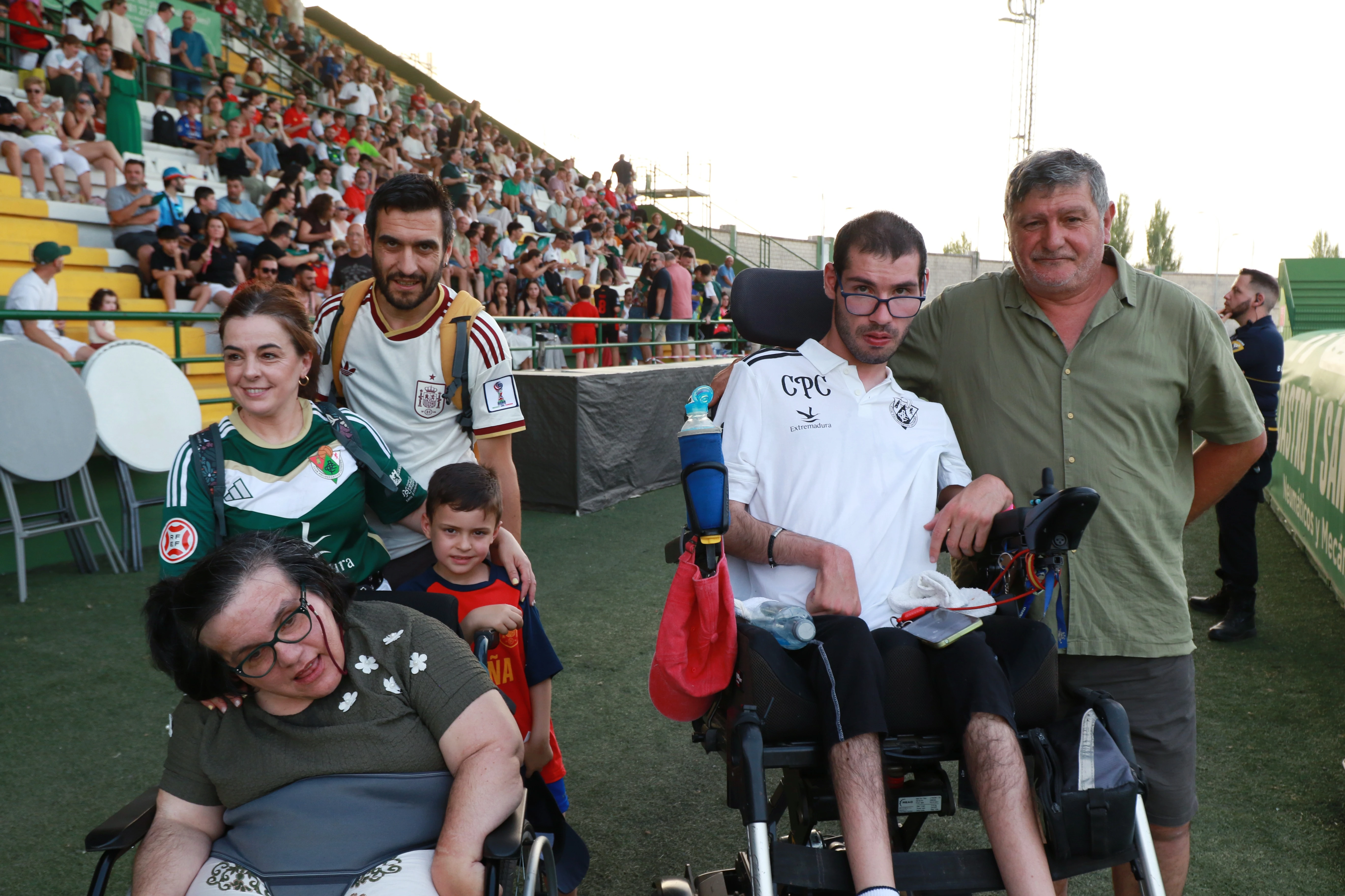 Leyendas, deporte y solidaridad: así se vivió el partido por la ELA en Cáceres