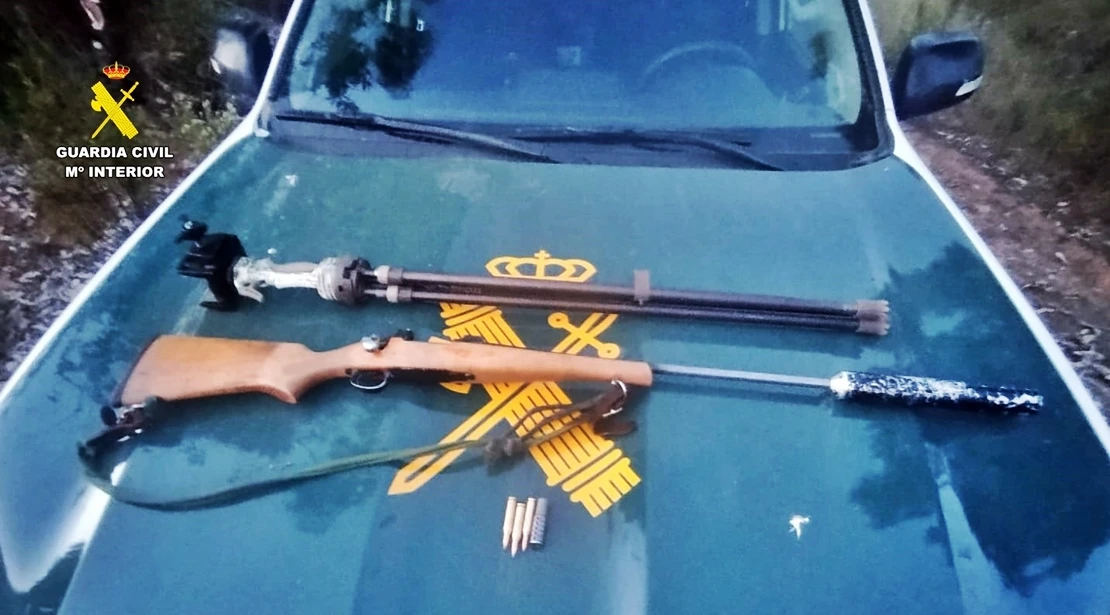 Sorprendido cazando con un rifle silenciado en una finca extremeña