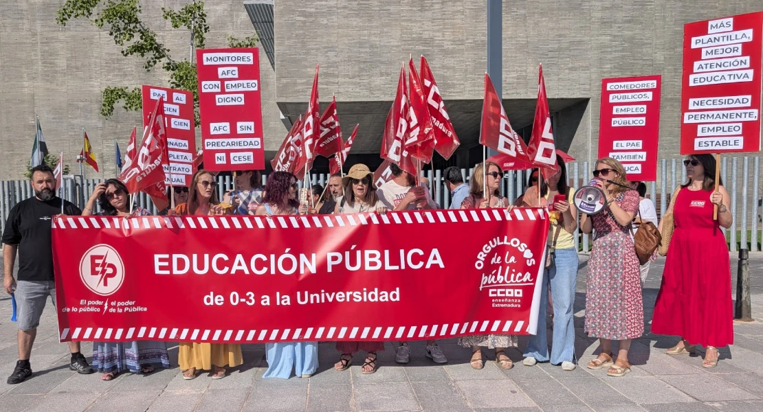 CCOO se concentra para exigir jornada completa y contrato anual para el Personal de Apoyo Educativo
