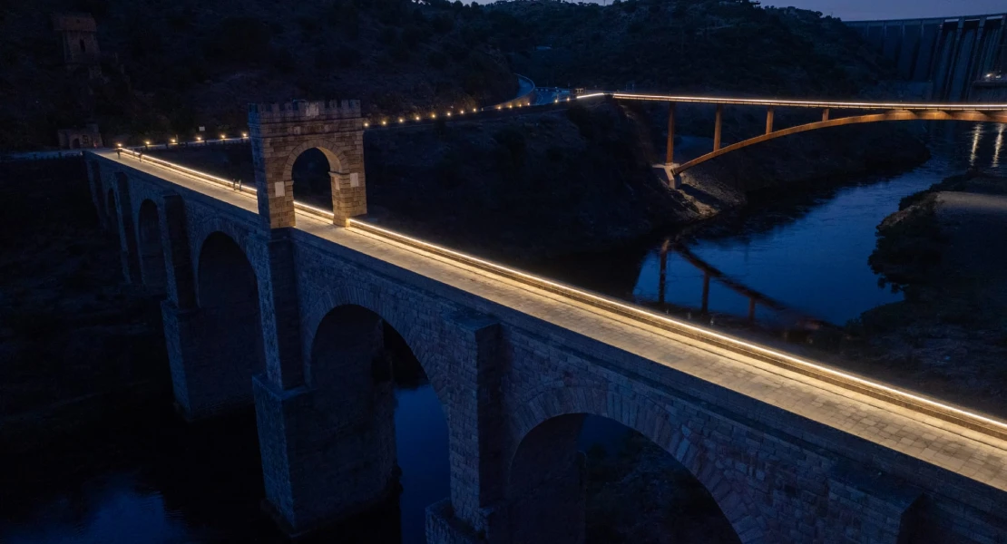 Ya puede utilizarse la nueva pasarela peatonal junto al puente romano de Alcántara