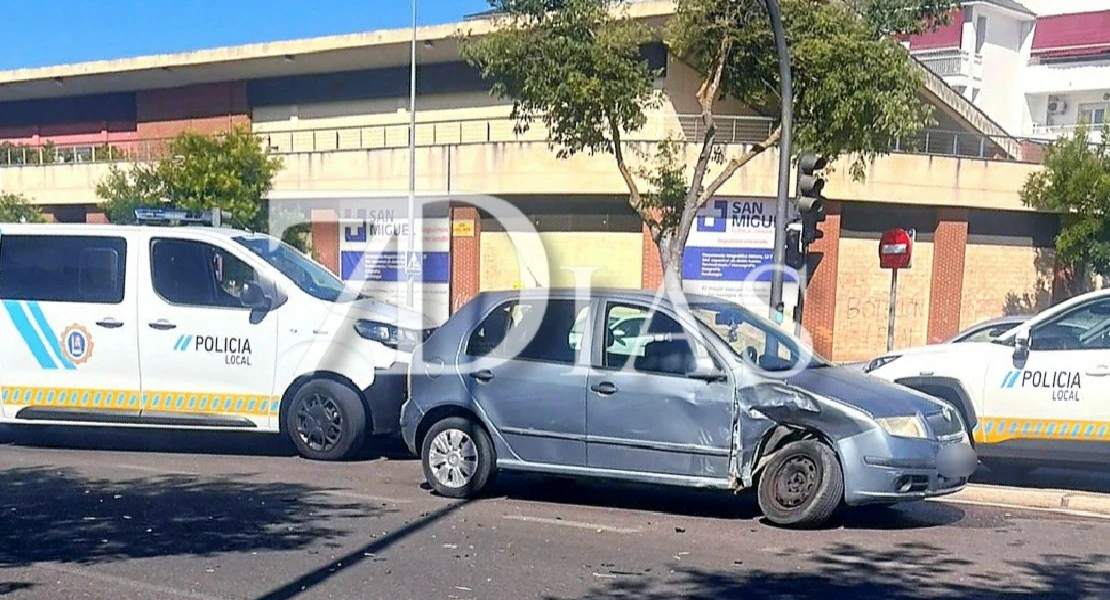 Dos vehículos colisionan frontolateralmente en Badajoz