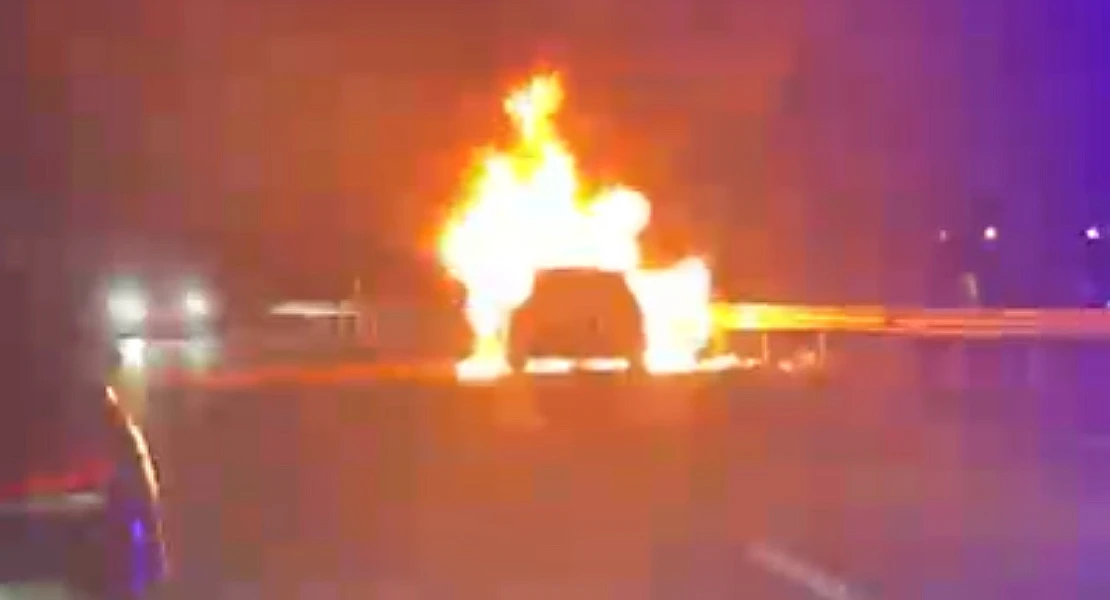 Espectacular incendio en la N-523 en Badajoz