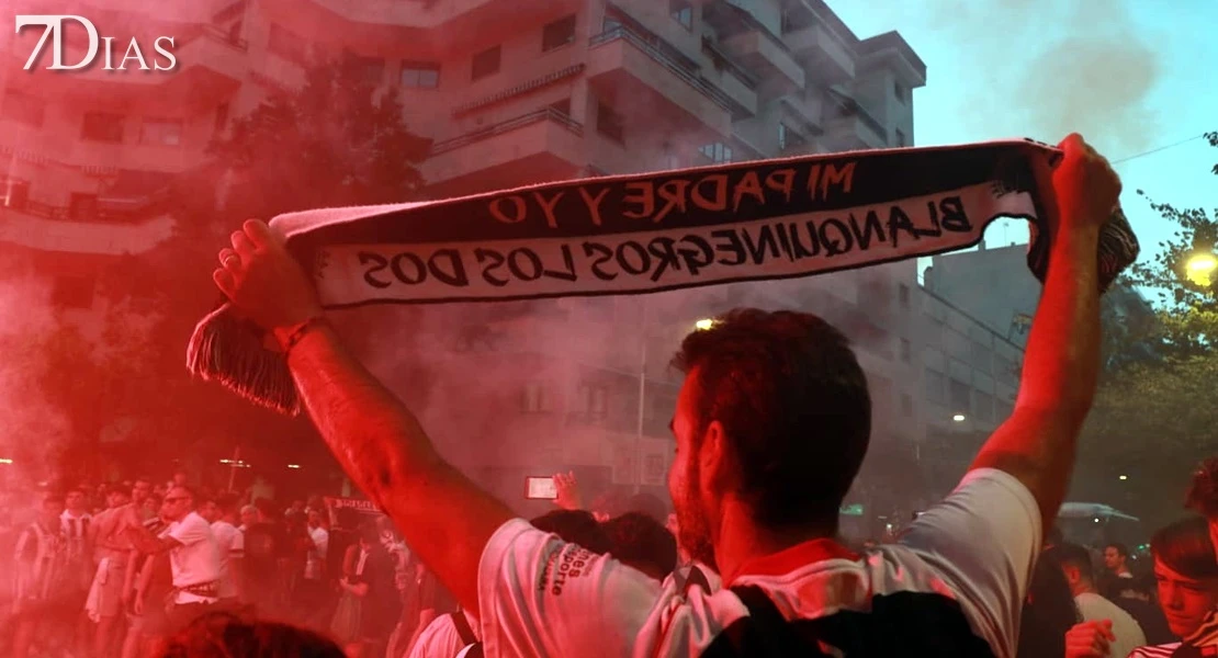 El CD Badajoz celebra el ascenso con sus aficionados
