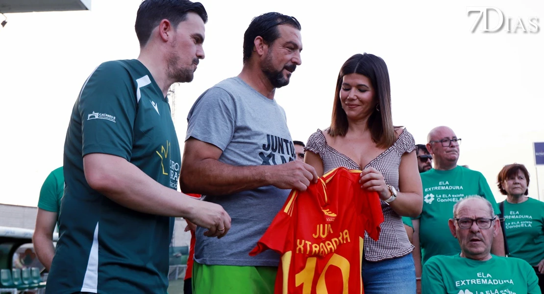 Leyendas, deporte y solidaridad: así se vivió el partido por la ELA en Cáceres