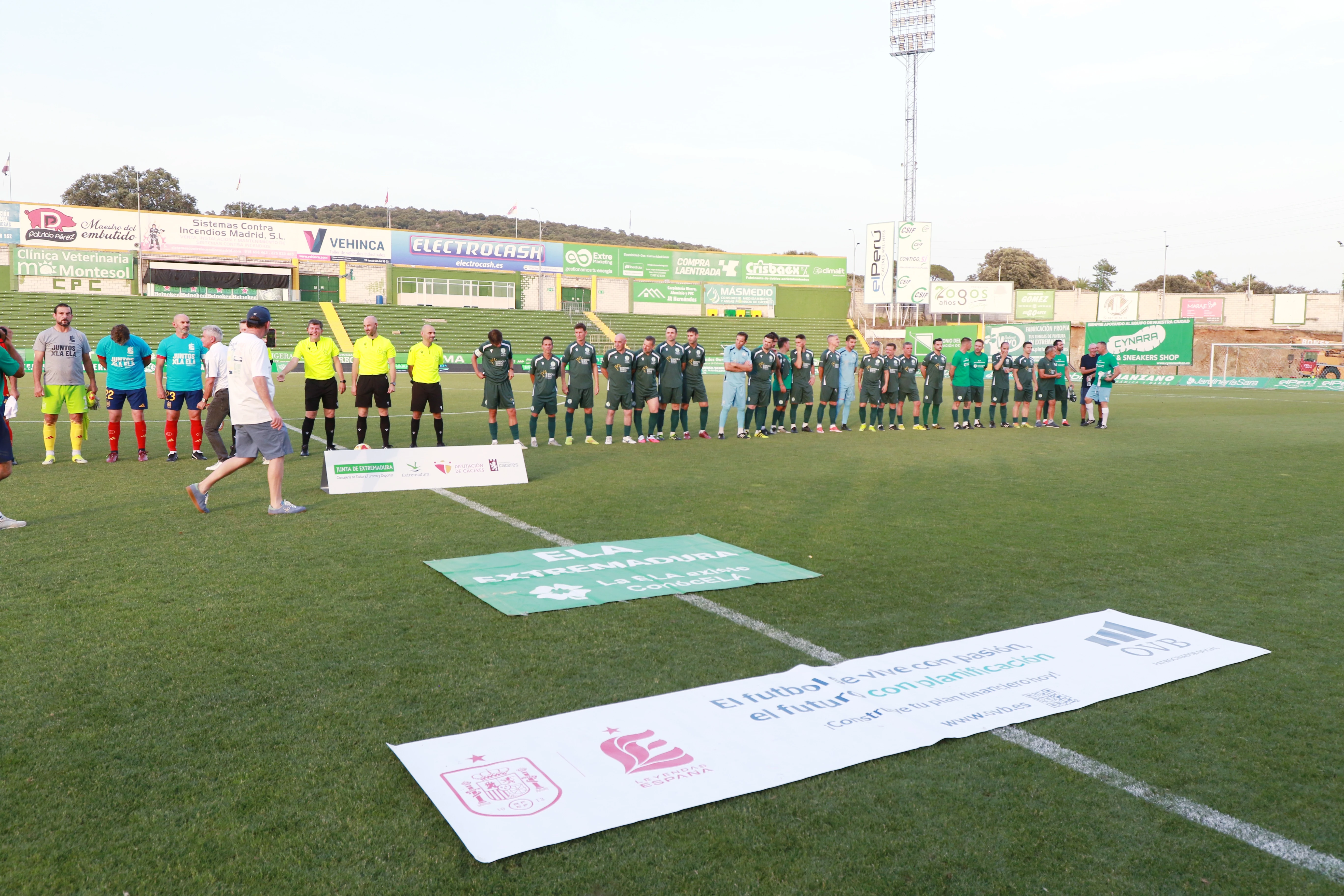 Leyendas, deporte y solidaridad: así se vivió el partido por la ELA en Cáceres