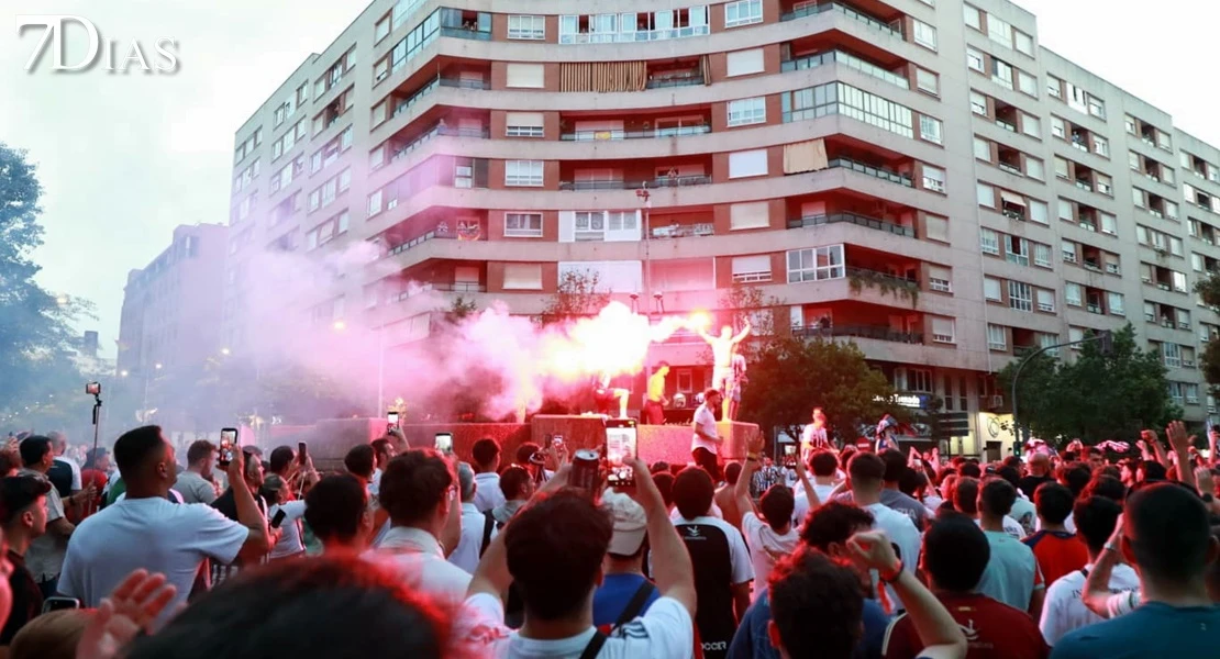 El CD Badajoz celebra el ascenso con sus aficionados