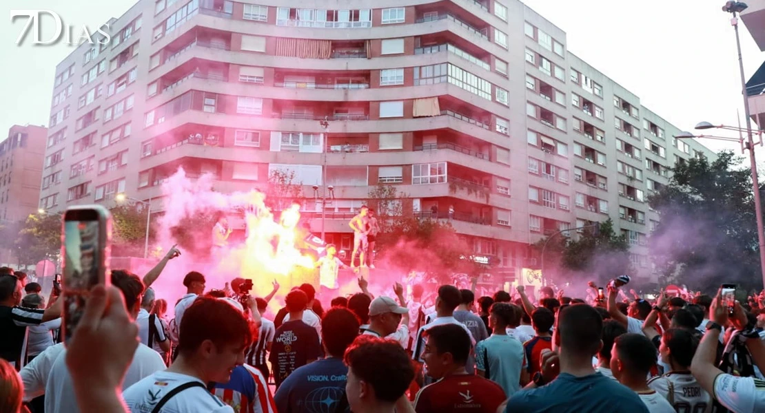 El CD Badajoz celebra el ascenso con sus aficionados