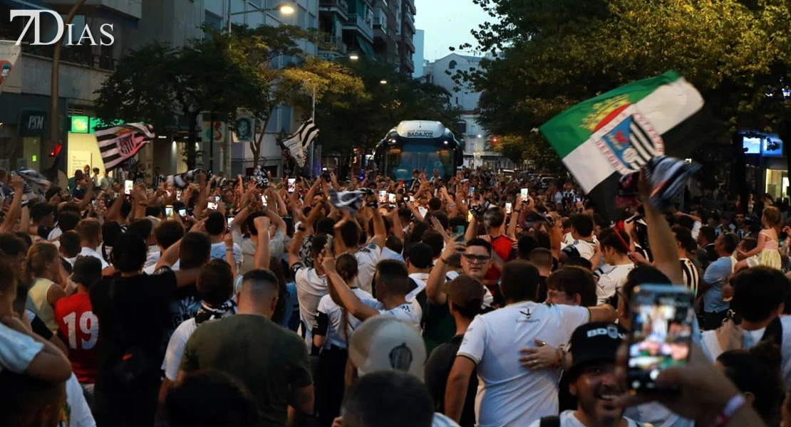 El CD Badajoz celebra el ascenso con sus aficionados