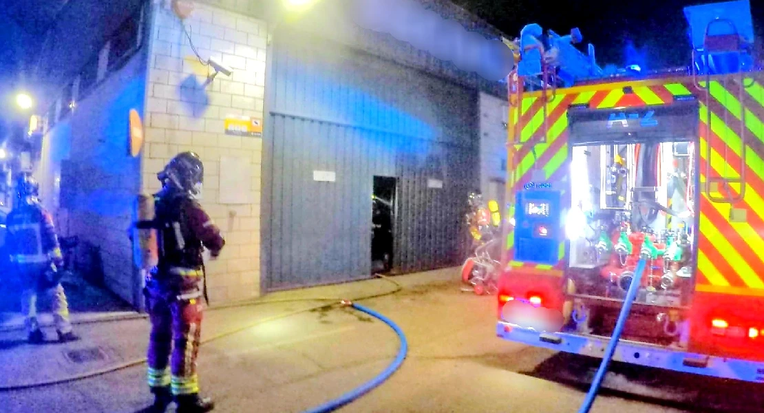 Sale ardiendo una nave en el Polígono El Nevero (BA)