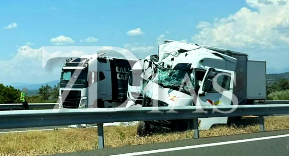 Una colisión entre dos camiones obliga a cortar la A-66 a la altura de Plasencia