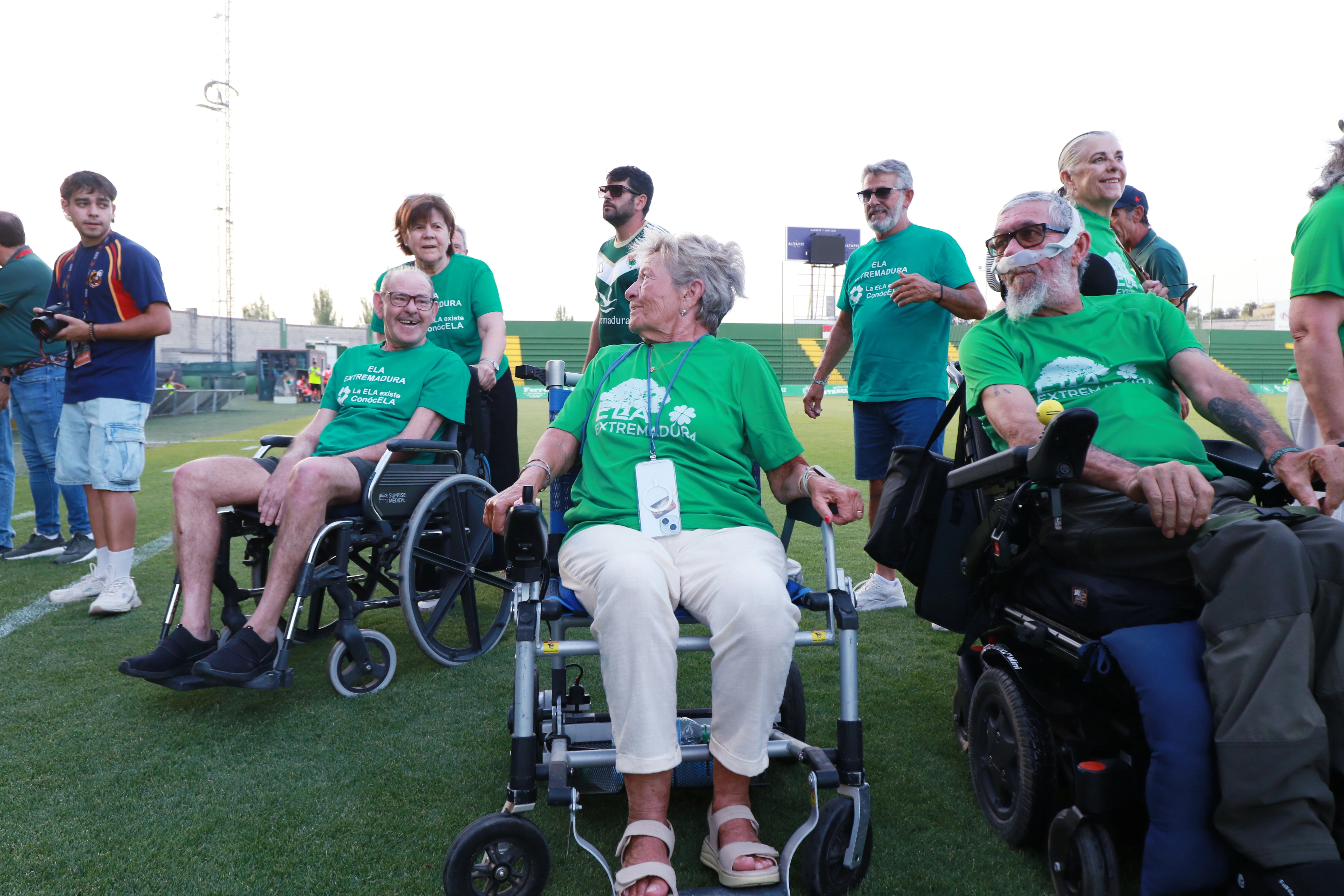 Leyendas, deporte y solidaridad: así se vivió el partido por la ELA en Cáceres