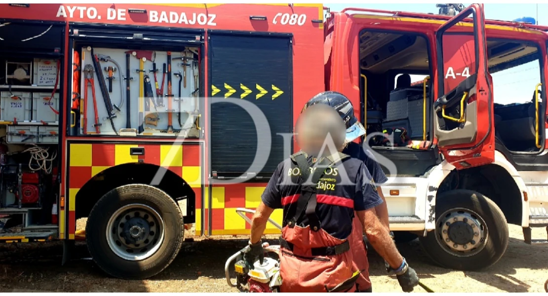 Un incendio calcina una nave agrícola y dos coches en la provincia de Badajoz